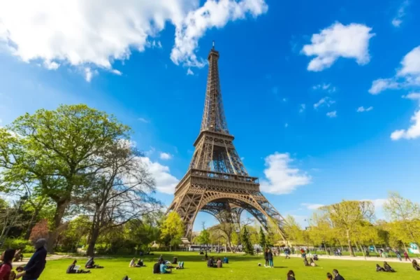 thap-Eiffel-d-du-lich-chau-au-de-chiem-nguon