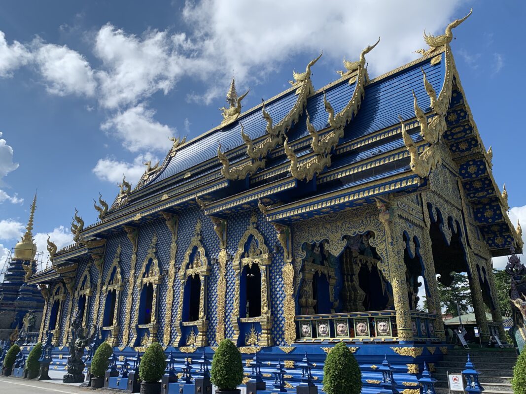 Wat_Rong_Suea_Ten_(Blue_Temple,_Chiang_Rai)-chua-xanh