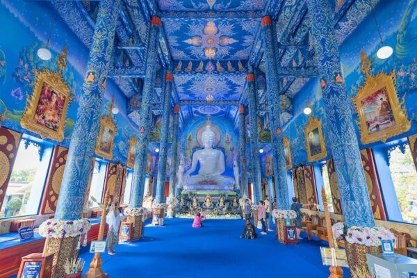 ben-trong-chua-xanh-wat-rong-suea-ten