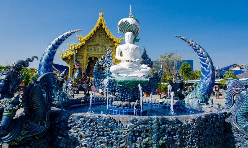 kien-truc-doc-dao-tai-chua-xanh-Wat-Rong-Suea-Ten