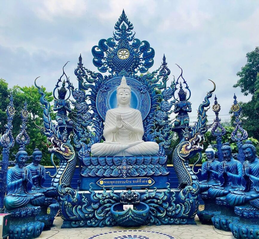 ngoi-chua-ho-nhay-thai-lan-chua-xanh-ching-rai