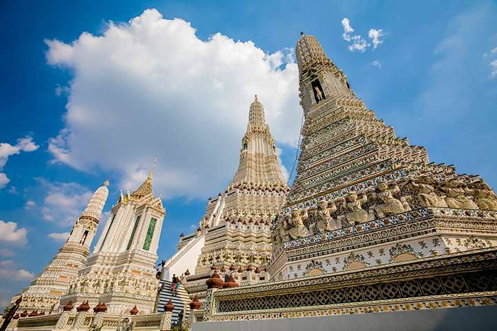 Kham-pha-Wat-Arun-Ngoi-chua-ngam-binh-minh-dep-nhat-Thái-Lan