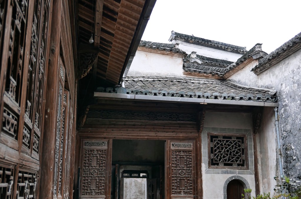 Khám Phá Làng Không Cửa Ở An Huy – Nơi Tin Yêu Cuộc Sống Trở Lại 1 https://dulichmayman.com/wp-content/uploads/2025/12/kham-pha-lang-khong-cua-o-an-huy-noi-tin-yeu-cuoc-song-tro-lai-3989-1.jpg